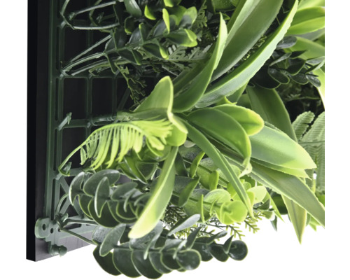 Detail einer künstlichen Pflanzenwand mit verschiedenen grünen Blättern