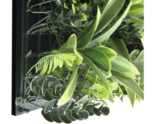 Detailaufnahme einer künstlichen Pflanzenwand mit verschiedenen grünen Blättern