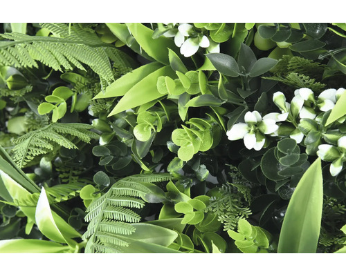 Künstliche Pflanzenwand mit Farnen, Eukalyptus und Blüten für eine realistische Optik