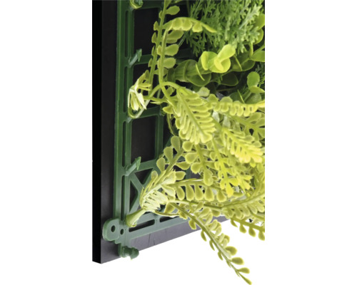 Detailaufnahme einer künstlichen Pflanzenwand mit Befestigungssystem