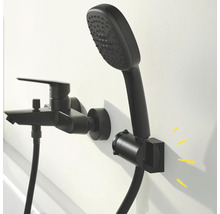 Schwarze Badewannenarmatur mit Handbrause und Brauseschlauch an der Wand montiert.