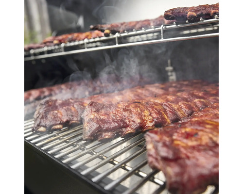 Rippchen auf Grill mit Rauchentwicklung