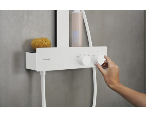 Hansgrohe Duscharmatur mit Ablage und Hand, die den Temperaturregler einstellt