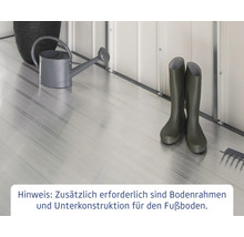 Gartenszene mit Gießkanne, Gummistiefeln und Rechen auf einem Boden