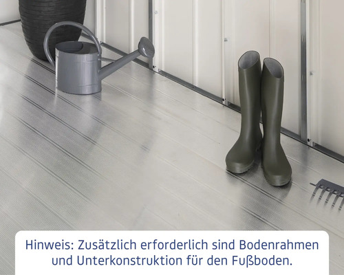 Innenraum eines Gartenhauses mit Bewässerungskanne und Gummistiefeln