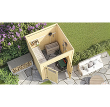 Gartenszene mit Gerätehaus, Holzregal, Rasenmäherroboter und Sitzgruppe auf einer gepflasterten Fläche