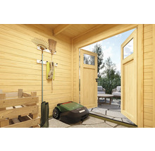 Gartenhaus Innenansicht mit Gartengeräten, Rasenmäherroboter und geöffneter Tür