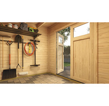 Innenansicht eines Gartenhauses mit geöffneter Holztür und Gartengeräten an der Wand