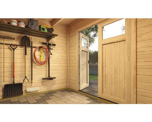 Innenansicht eines Gartenhauses mit geöffneter Holztür und Gartengeräten an der Wand