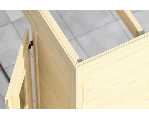 Detailansicht einer Holzhütte im Bau mit Tür und Dachsparren