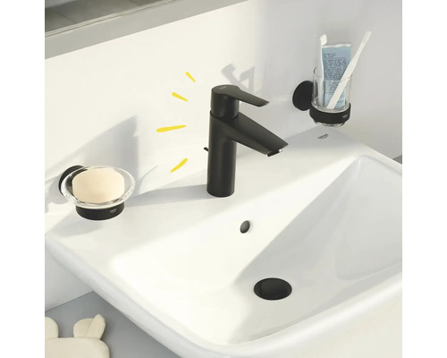 Waschbecken mit Armatur, Seifenschale und Zahnputzbecher