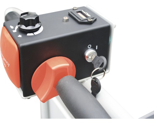 Detailaufnahme eines Bedienfelds mit Not-Aus-Schalter, Drehknopf, Betriebsstundenzähler und Zündschloss