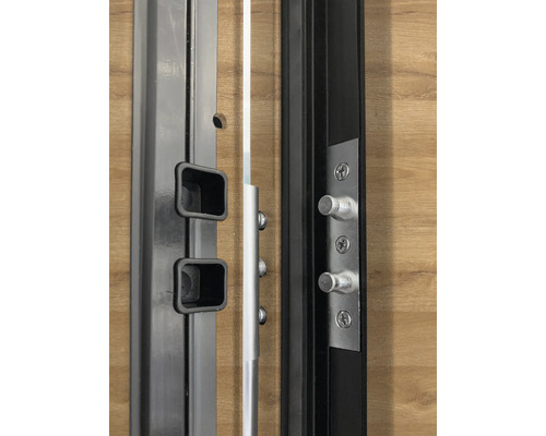 Detailansicht einer Tür mit Mehrfachverriegelung und Sicherheitsschließblech