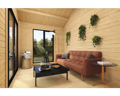 Heller Raum mit Holzvertäfelung, Sofa, Tisch und Pflanzen