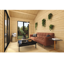 Holzhaus-Interieur mit Sofa, Tisch und Pflanzen