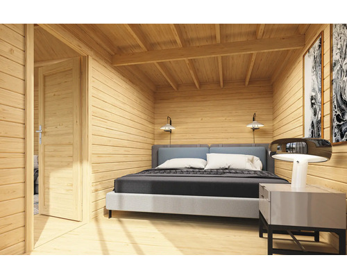 Helles Holzzimmer mit Bett, Nachttisch und geöffneter Tür.