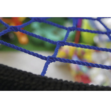 Detailaufnahme eines blauen Kletternetzes