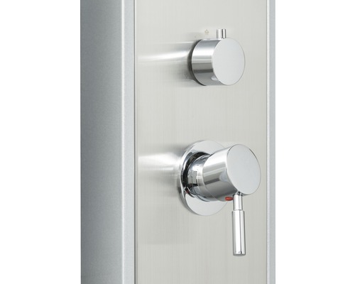 Detailansicht einer Duscharmatur aus Metall