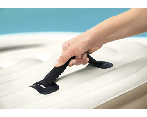 Detailaufnahme eines schwarzen Tragegriffs an einem aufblasbaren Gegenstand