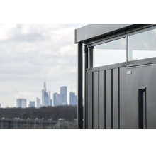 Detailansicht eines Konsta Gartenhauses mit Schiebefenster