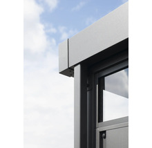Detailansicht eines modernen Gartenhauses mit Fenster und Aluminiumrahmen