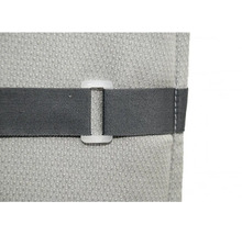 Detailaufnahme eines Rollos mit Band und Befestigungsclip