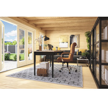 Helles Büro mit Schreibtisch, Bürostuhl, Sofa und Bücherregal in einem Holzhaus.