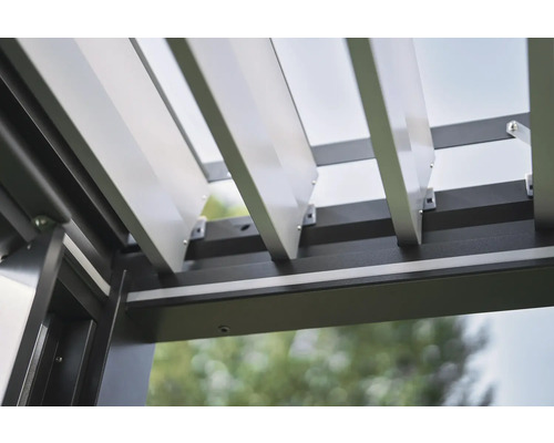 Detailansicht einer Aluminium-Pergola mit verstellbaren Lamellen zur Beschattung