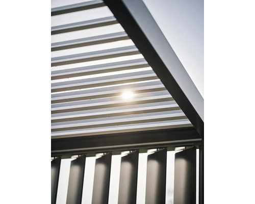 Detailaufnahme einer Pergola mit Lamellen und Sonneneinstrahlung