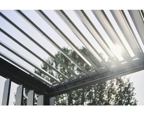 Detailansicht einer Pergola mit Lamellendach und Sonneneinstrahlung
