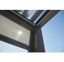 Detailansicht einer Terrassenüberdachung mit Sonnenschutz und Lamellen
