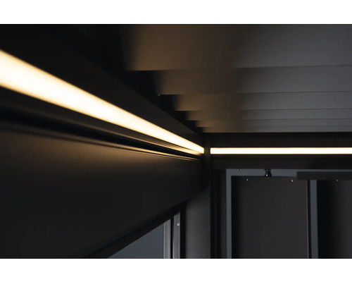 Detailansicht einer Terrassenüberdachung mit integrierter LED-Beleuchtung