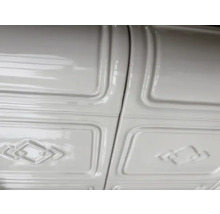 Detailaufnahme einer weißen Paneeldecke mit geprägtem Muster