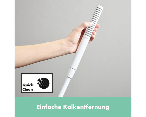 Handbrause mit Antikalkfunktion wird in der Hand gehalten