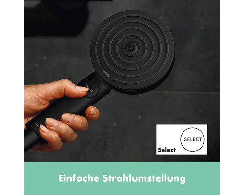 Eine Hand hält einen schwarzen Handbrausekopf der Marke Hansgrohe mit Select Funktion.