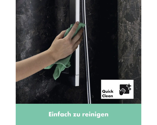 Reinigung einer Duschkabine mit einem Tuch