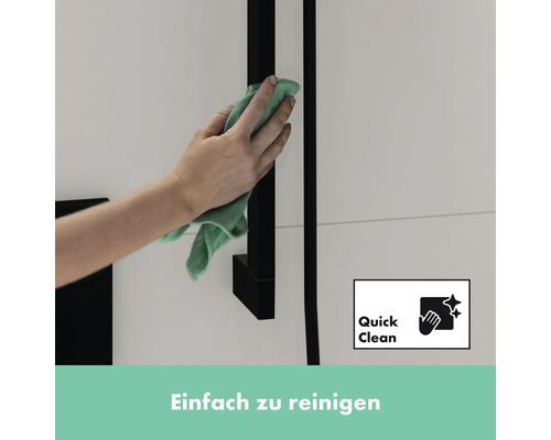 Reinigung eines Badezimmerarmatur mit einem Tuch