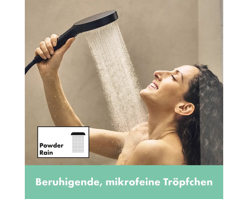 Frau hält Handbrause mit Powder Rain Strahl in der Hand