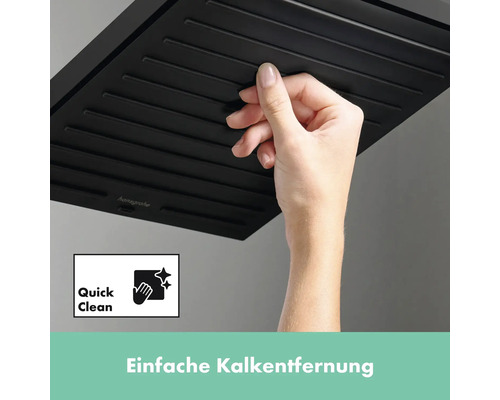 Hand reinigt Duschkopf mit Quick Clean Funktion zur Kalkentfernung