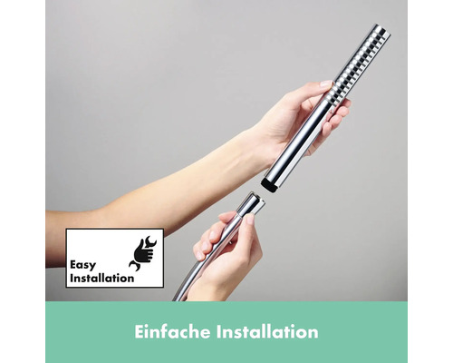 Frau montiert Duschkopf an Duschschlauch. Symbol: Einfache Installation.