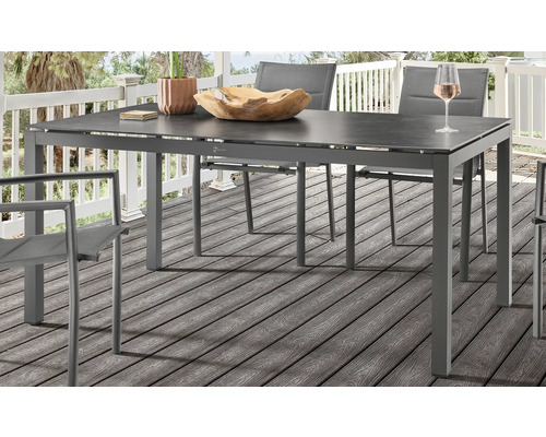 Gartentisch mit Stühlen auf einer Terrasse