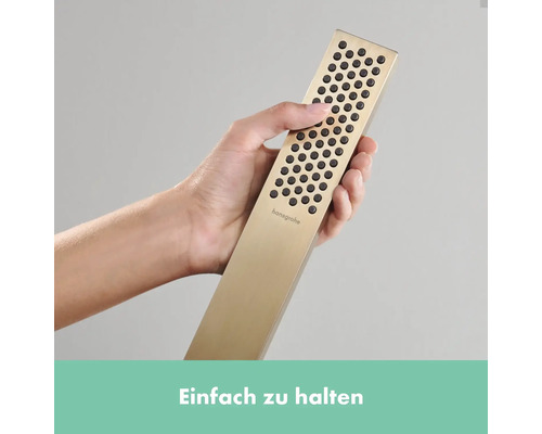 Handbrause aus Metall mit Hansgrohe Logo in der Hand