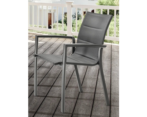 Gartenstuhl mit Armlehnen und Textilbespannung auf einer Terrasse.