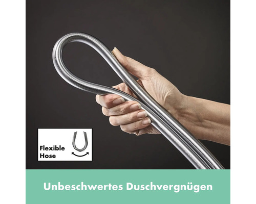 Eine Hand hält einen flexiblen Duschschlauch aus Metall.