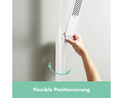 Hand die eine Duschstange mit flexibler Positionierung einstellt