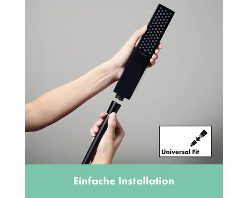 Eine Handbrause wird an einen Duschschlauch angeschlossen. Symbol für universelle Passform.
