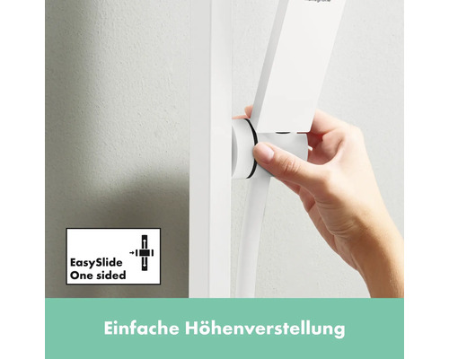 Hand die einen Duschkopf an einer Duschstange einstellt