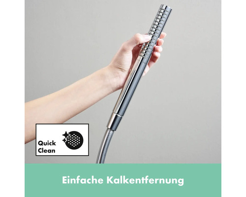 Handbrause aus Metall in der Hand gehalten