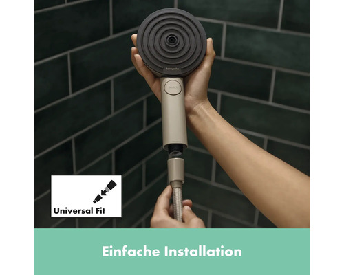 Person montiert Handbrause mit Universaldichtung