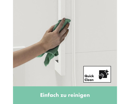 Hand reinigt weiße Oberfläche mit Reinigungstuch. Symbol: Quick Clean